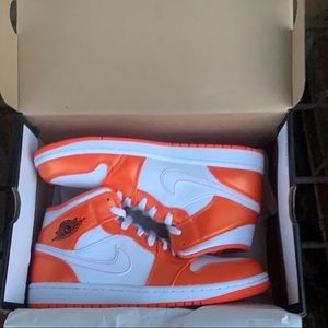 Jordan 1 Mid SE Electric Orange Size 8.5